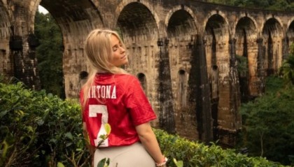 太阳报：曼联最性感女球迷身着坎通纳复古球衣，引发球迷热议